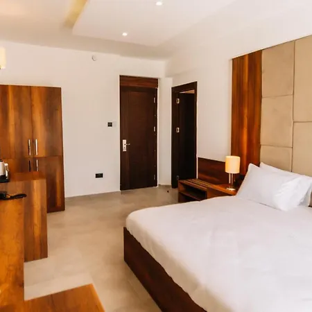 Cezar's Airport Hotel *