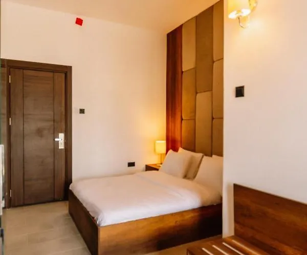 Cezar's Airport מלון 3*