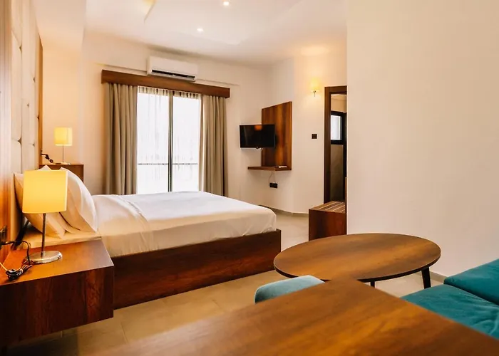 Cezar's Airport מלון 3*