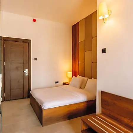 Cezar's Airport Hotel 3*