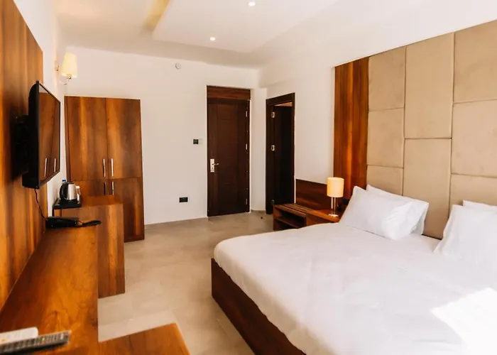 Cezar's Airport Hotel 3*